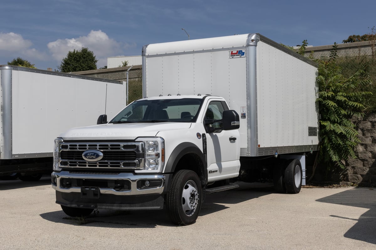 Ford F-550 box truck for commercial junk removal
